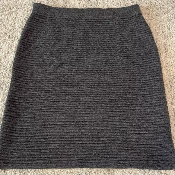 LIKE NEW Gray Large Elastic Waist Wool Blend Ribbed Sweater Skirt VIVIENNE TAM - Picture 1 of 4